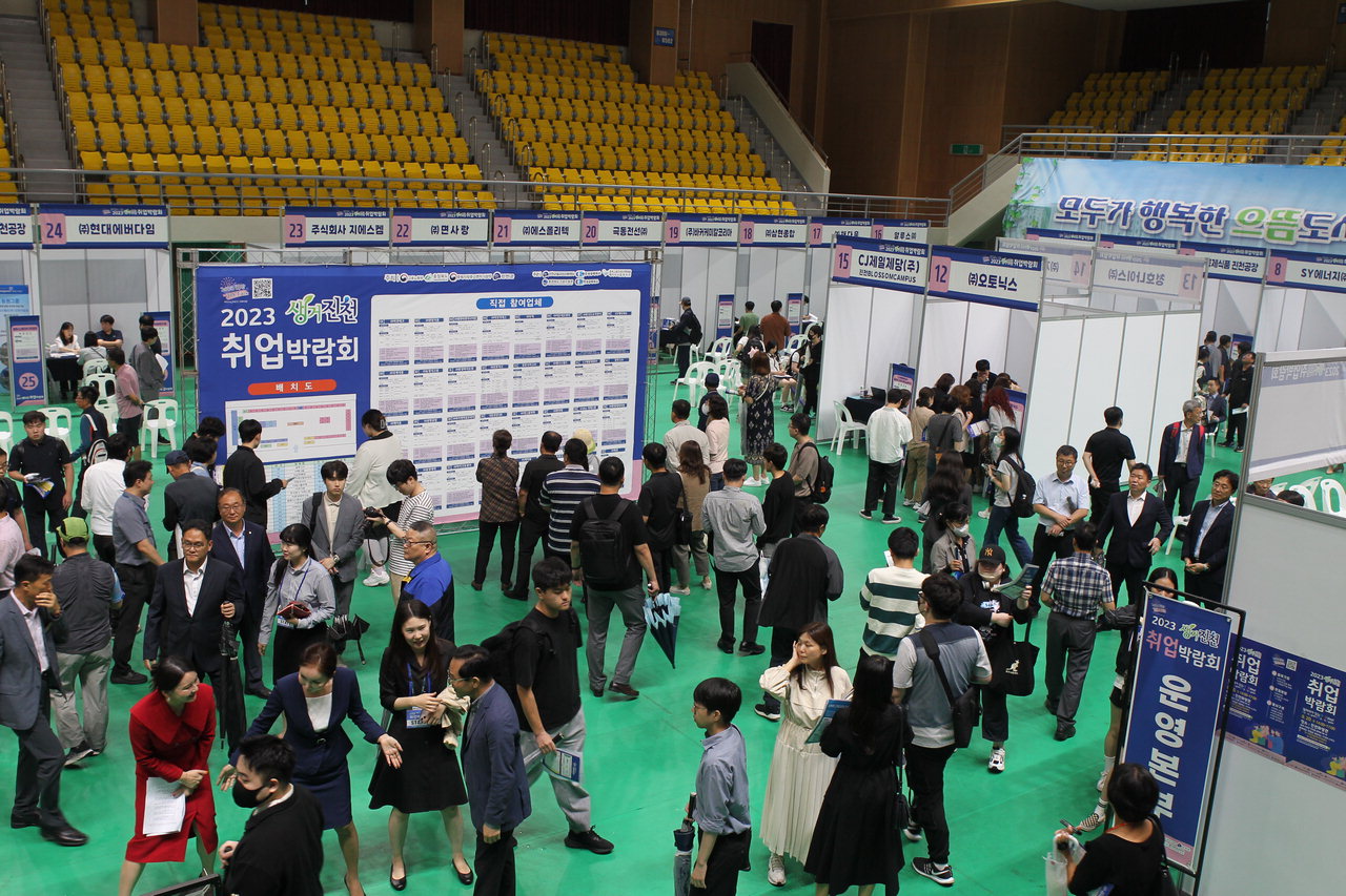 '2023년 생거진천 취업박람회'가 20일 진천 화랑관에서 1천 700여 명의 구직자가 참여한 가운데 성황리에 열렸다.