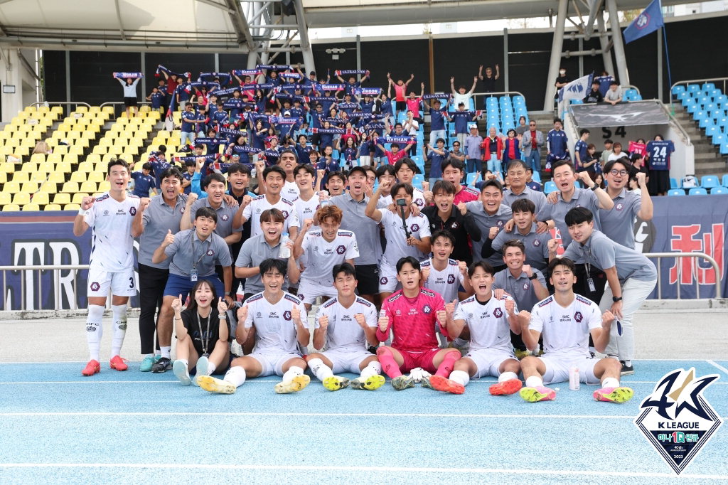 충북청주FC가 성남FC와의 원정 경기에서 승리 후 기념사진을 찍고 있다.  /충북청주FC