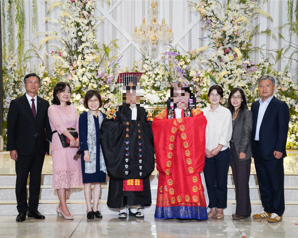 천안시가 24일 오후 베리컨벤션에서 18번째 다문화가정 무료 결혼식을 진행해 참석자들과 주인공인 다문화부부가 기념사진을 촬영하고 있다./천안시