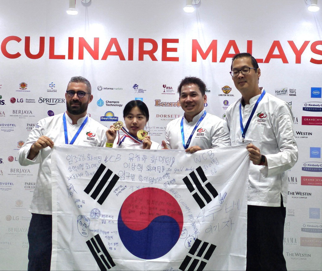 충청대 호텔조리파티쉐과 1학년 임규빈(왼쪽 두번째) 학생이 말레이시아 요리국제대회에서 금메달 2관왕을 수상했다.