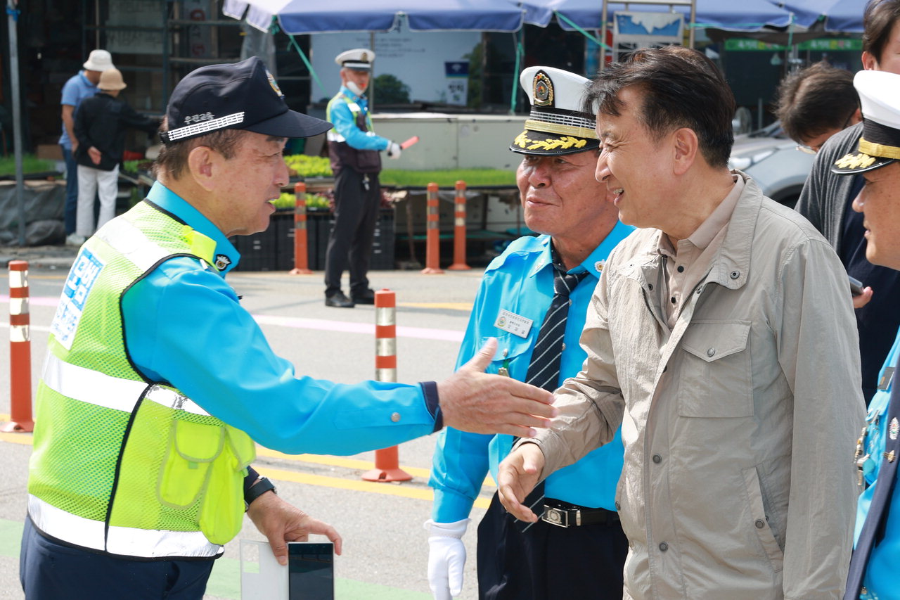김영환 충북지사가 28일 청주시외버스터미널을 찾아 교통정리를 하고 있는 봉사자들을 격려하고 있다. / 충북도
