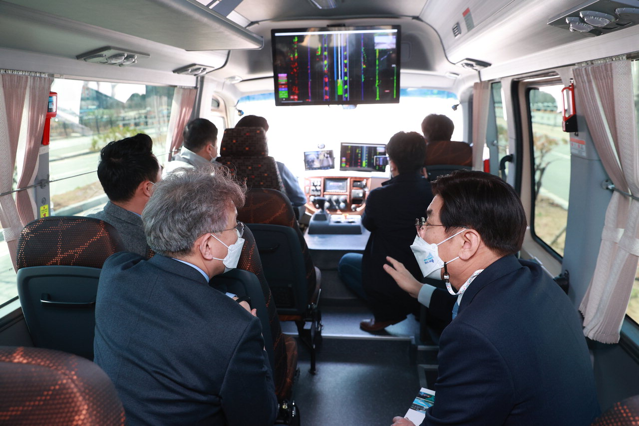 2021년 3월 세종에서 중소벤처기업부 장관이 자율주행버스를 시승하고 있다. / 중부매일DB