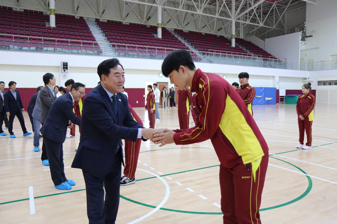 고창섭 충북대 총장이 전국체전에 출전하는 선수들을 격려하고 있다.