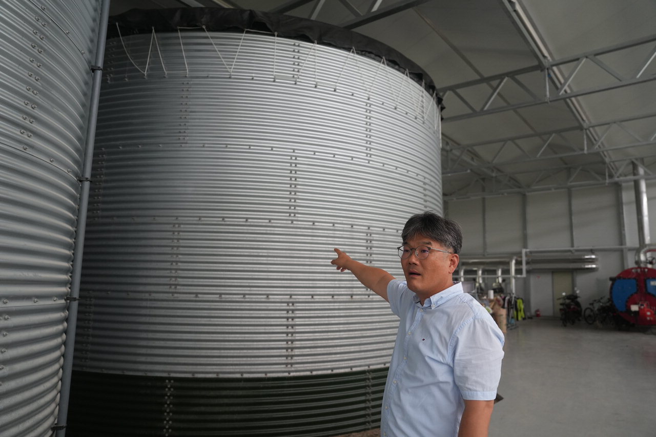 권혁모 ㈜프레팜 대표가 시설의 온도 조절을 하는 냉·온수 물탱크에 대해 설명하고 있다. / 이재규