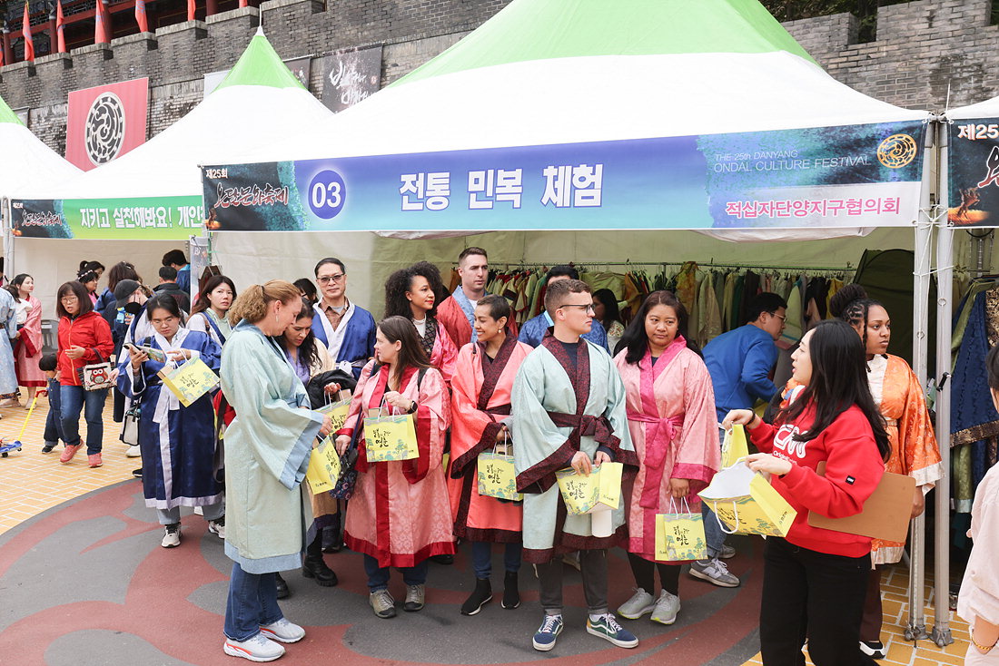 25회 온달문화축제 프로그램에 참여한 외국인 관광객들 모습    사진제공=단양군청