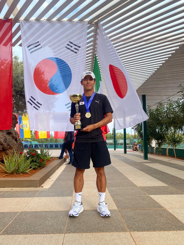 월드데프 테니스 세계 선수권 대회에서 금메달을 차지한 이덕희 선수가 우승컵을 들어 보이고 있는 모습. /독자제공