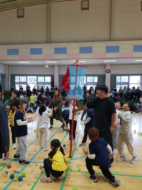 충북 음성 생극초등학교는 12일 전교생이 참여한 가운데 '2023 생극 한마음 큰잔치'를 개최했다./생극초등학교 제공