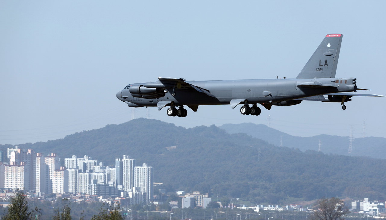 17일 오전 미군 전략폭격기 B-52 '스트래토포트리스'가 청주공항에 착륙하고 있다.  /연합뉴스