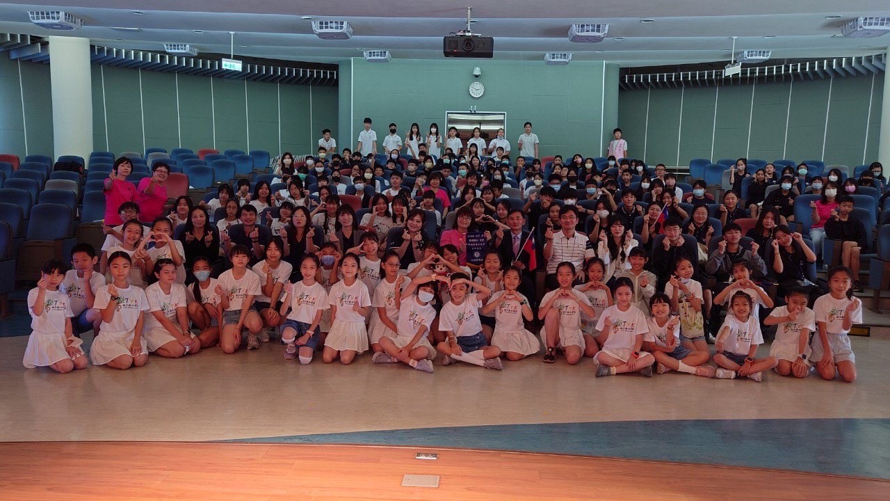 나성중-대만TYK학교 학생과 교직원들이 환영식 후 기념촬영을 하고 있다./세종시교육청
