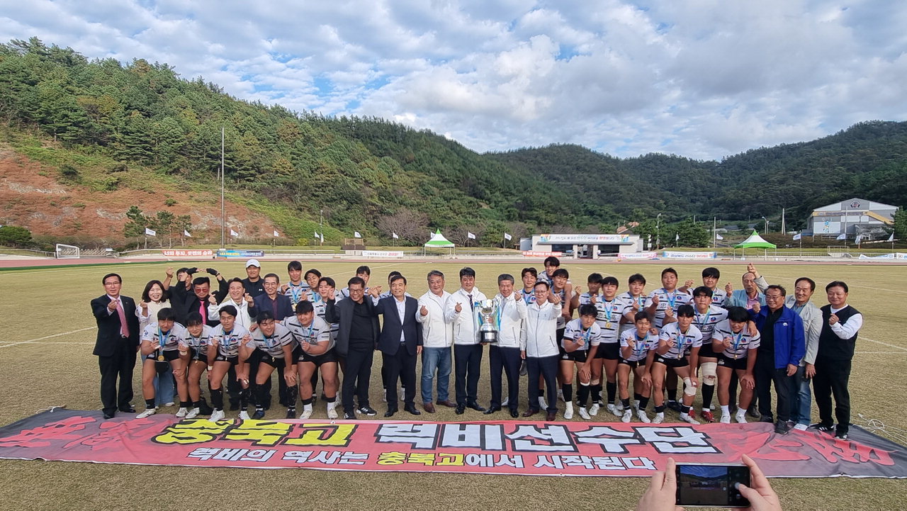 전남에서 펼쳐진 제104회 전국체육대회에서 충북고등학교가 14년 만에 럭비 우승을 달성하고 기념사진을 찍고 있다.  /충북체육회