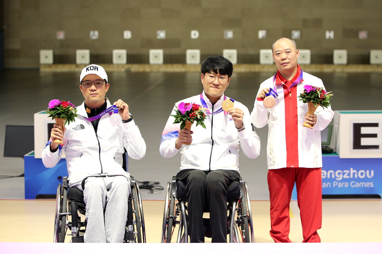 박진호(왼쪽), 이장호(가운데)가 지난 23일 중국 항저우 장애인 아시안게임 사격 R1(SH1 남자 10ｍ 공기소총 입사) 에서 은메달, 금메달을 목에 걸고 있다. /충북장애인체육회