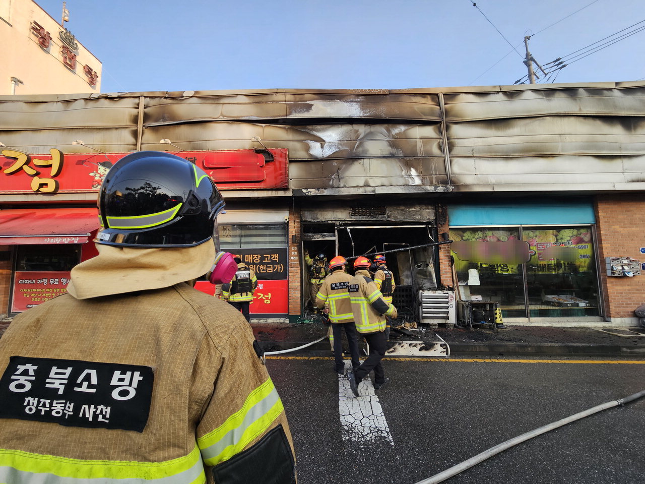 25일 오후 3시 43분께 충북 청주시 청원구 율량동의 한 식당에서 화재가 발생해 소방대원들이 진압하고 있다. / 이재규