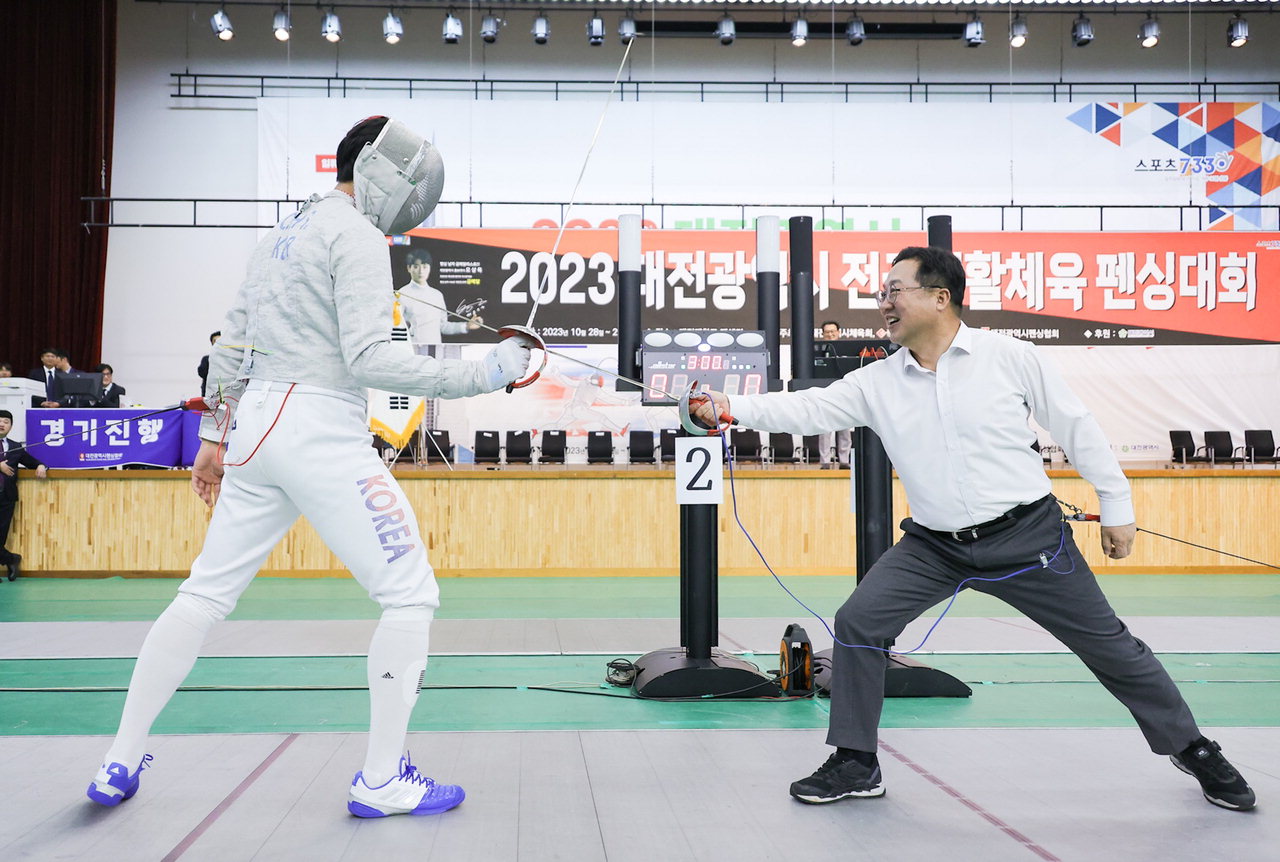 2023 전국생활체육 펜싱대회서 이장우대전시장과 오상욱 선수가 시검을 하고 있다.