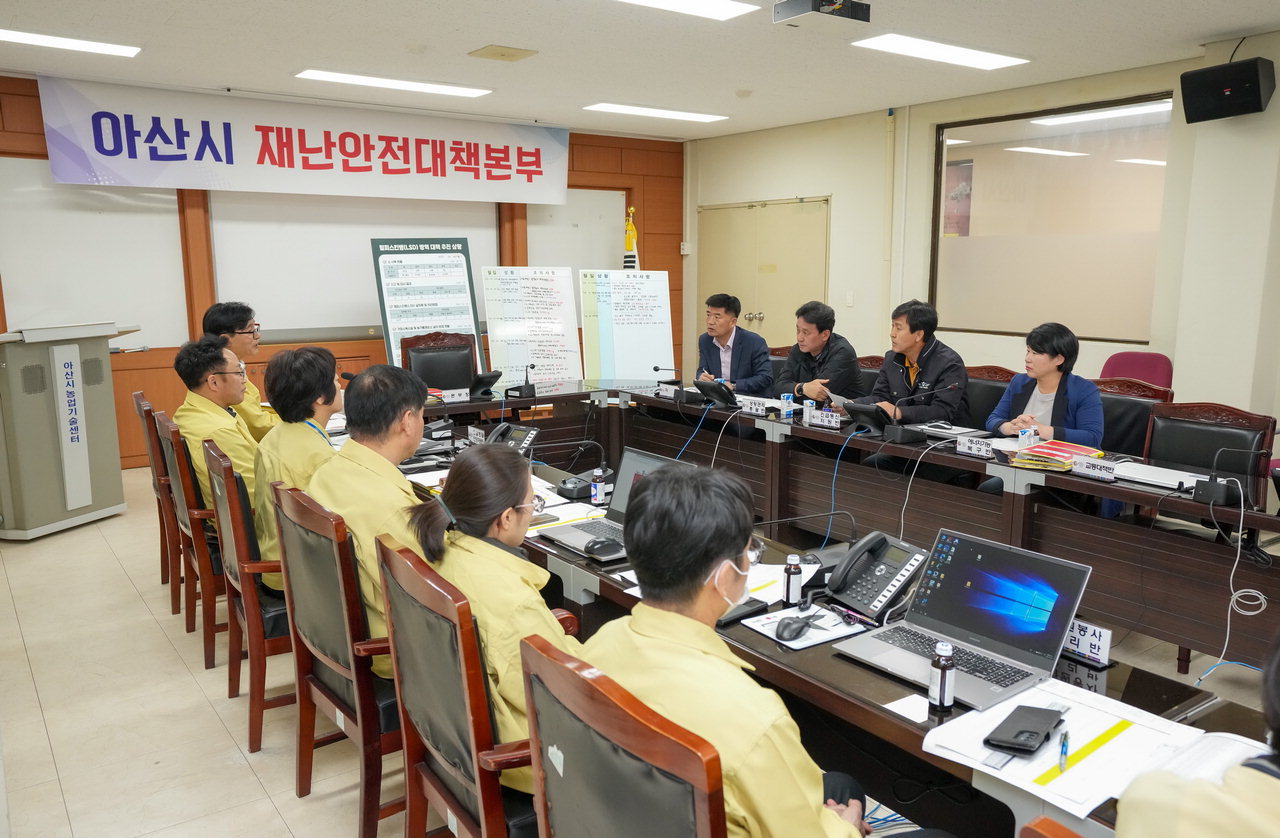 아산시의회 기획행정위원회 소속 의원들이 럼피스킨병 관련 재난안전대책본부를 방문하여 대책을 논의하고 있다.