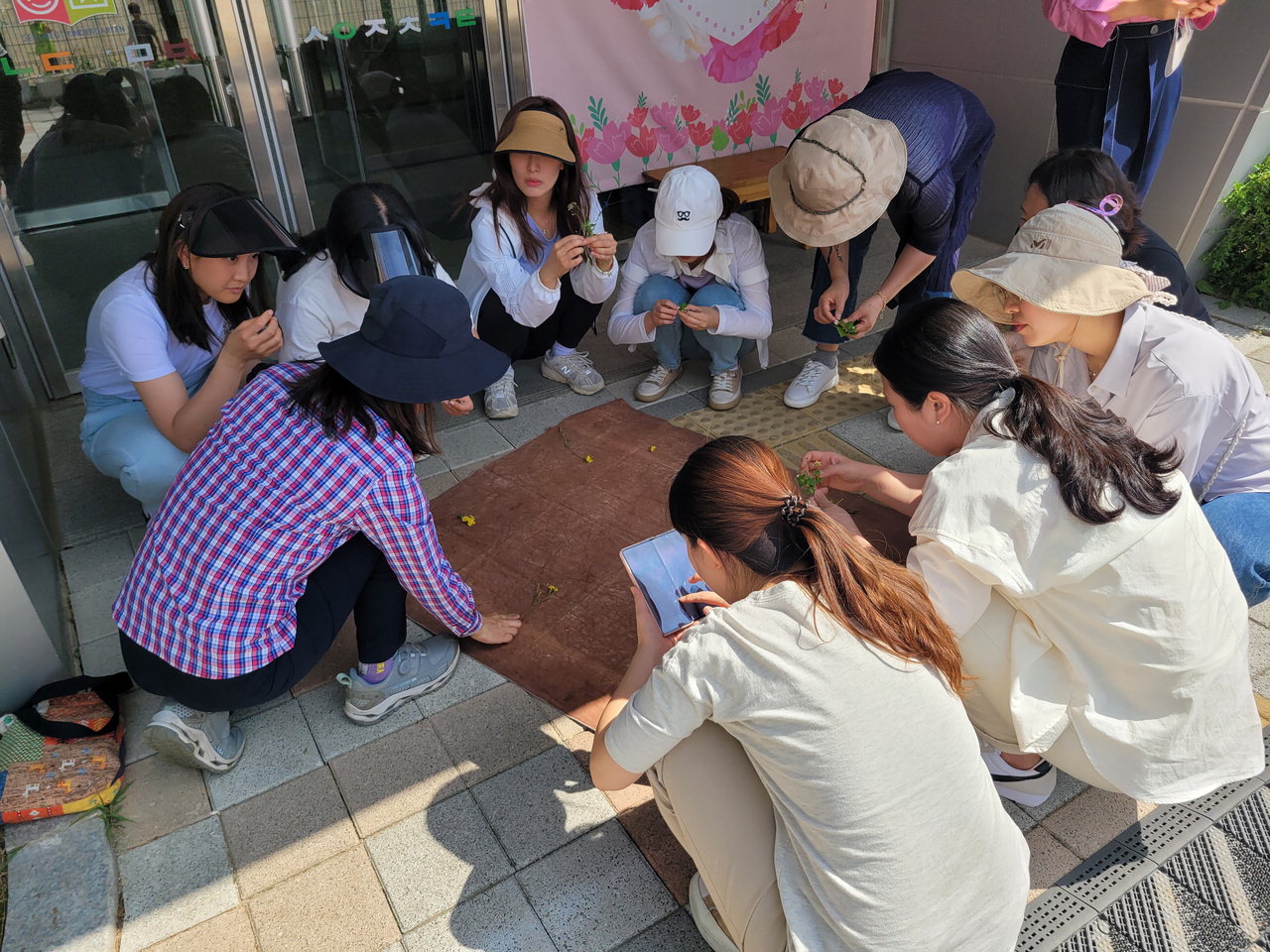 글벗유치원이 교원생태연수를 진행하고 있는 모습.