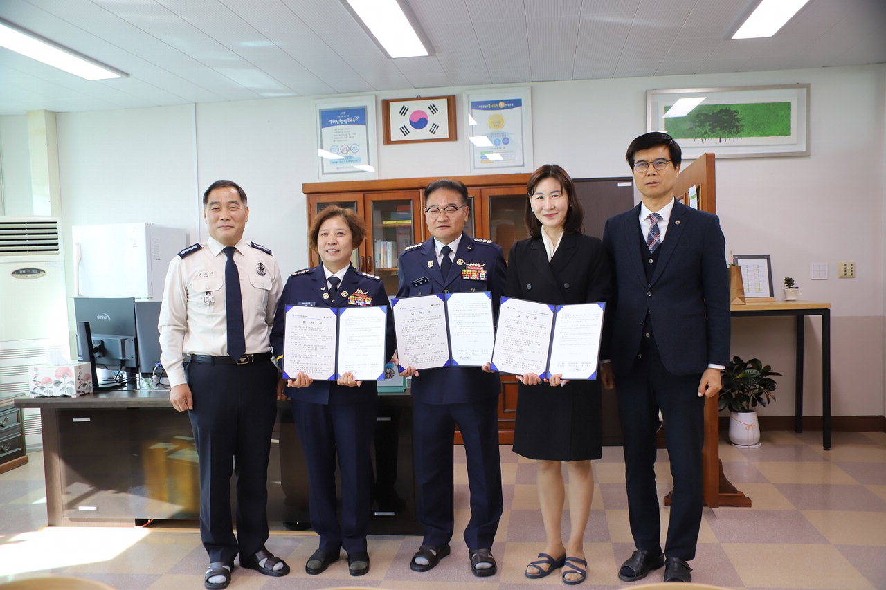 진천 이월중학교와 진천소방서 이월의용소방대가 8일 안전교육 및 진로체험 지원 업무협약식을 체결했다.