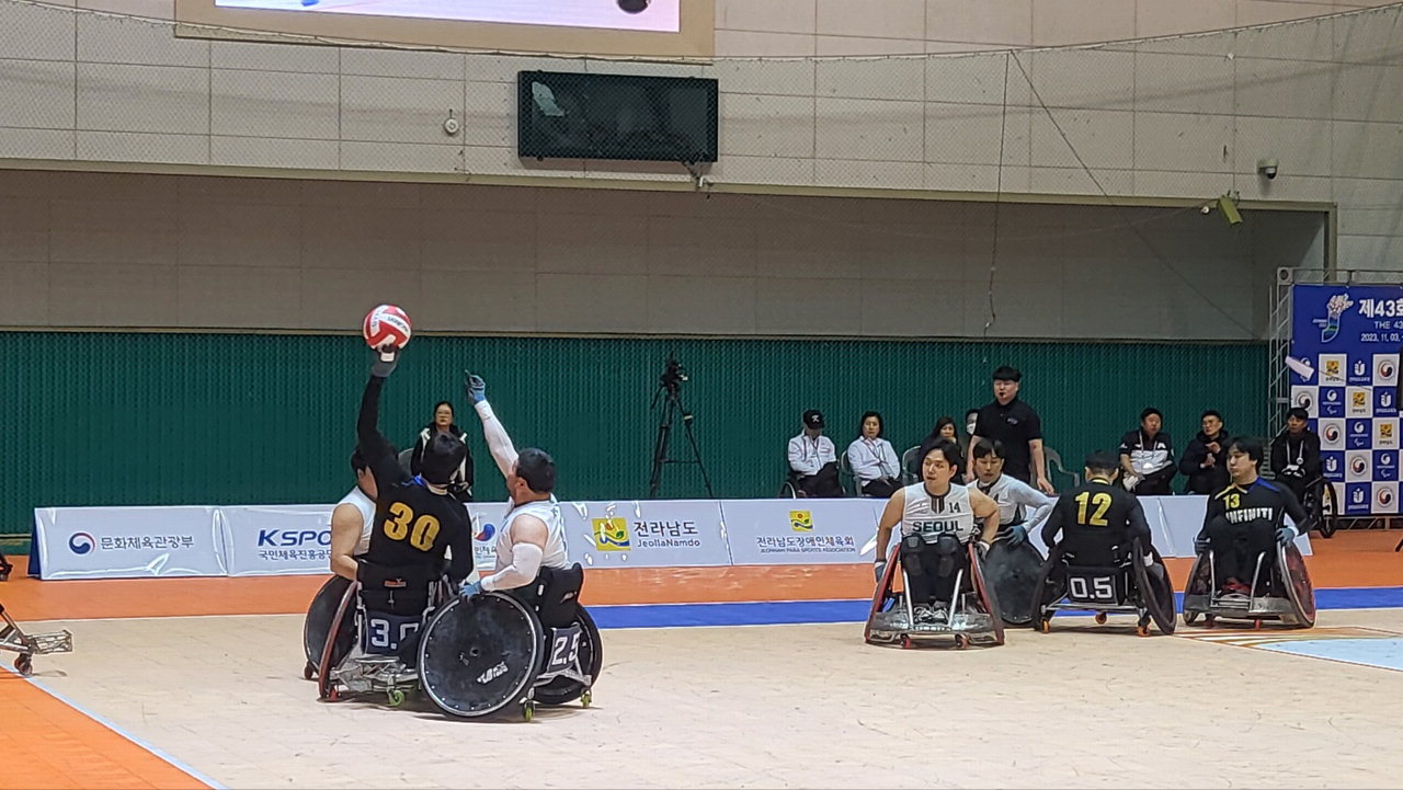 제43회 전국장애인체육대회 휠체어럭비 종목에서 충북선수단이 열띈 경기를 펼치고 있다.   /충북장애인체육회