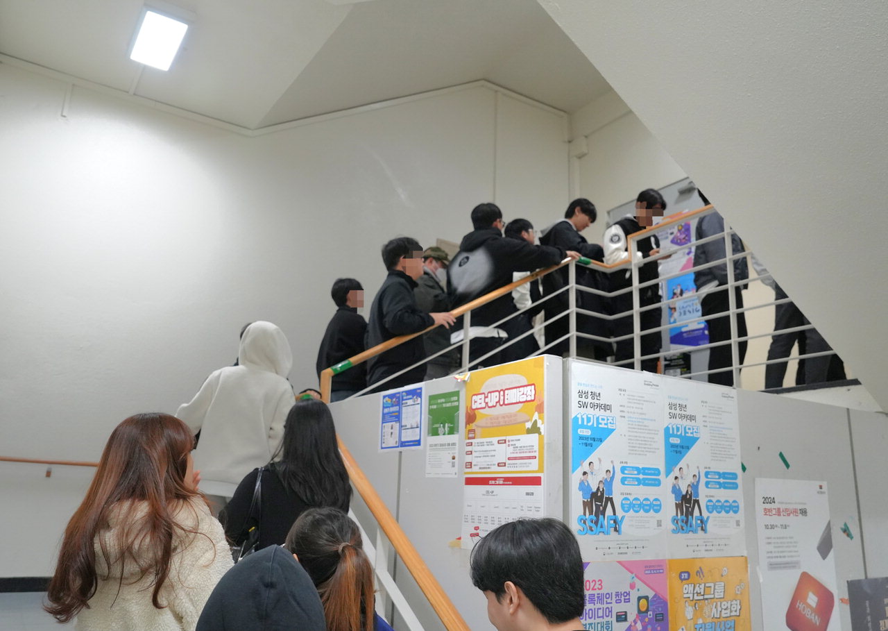8일 충북대학교 제1학생회관 학생식당 2층에 점심을 먹기 위한 학생 및 교직원들 줄이 길게 늘어서 있다.   /이성현