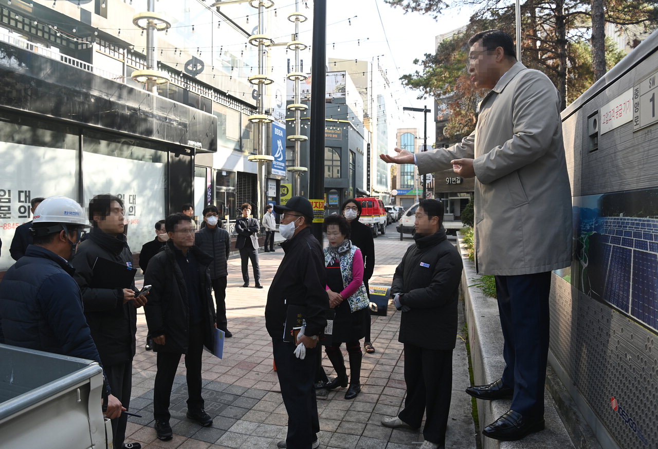 9일 청주시 상당구 씨유멀티플렉스 변압기 앞에서 장석현 청담플러스 대표(맨 오른쪽)가 한국전력 직원들에게 