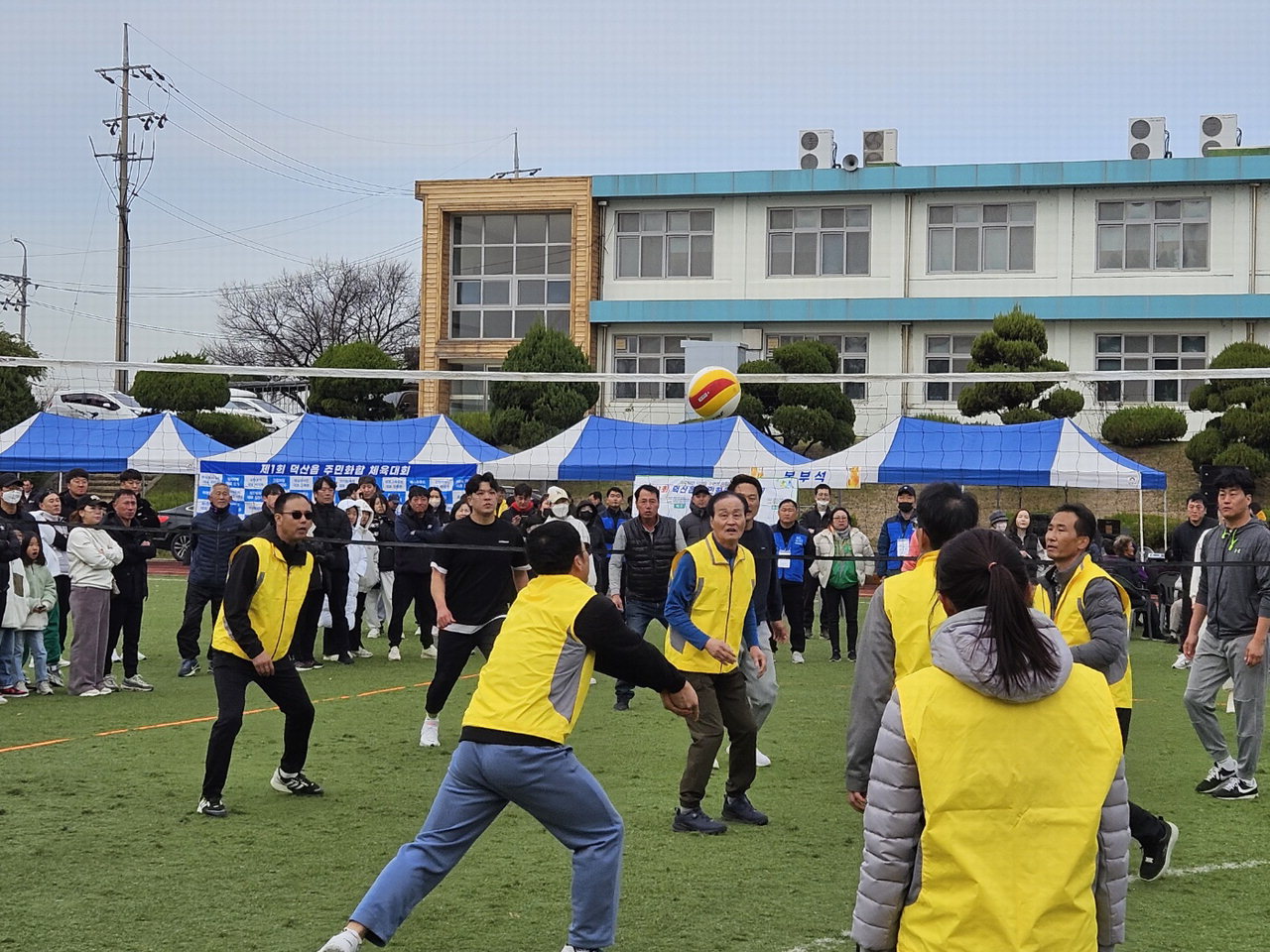 11일 덕산중학교에서 열린 제1회 주민화합 체육대회에 참가한 주민들이 힘을 합쳐 체육경기를 즐기고 있다.