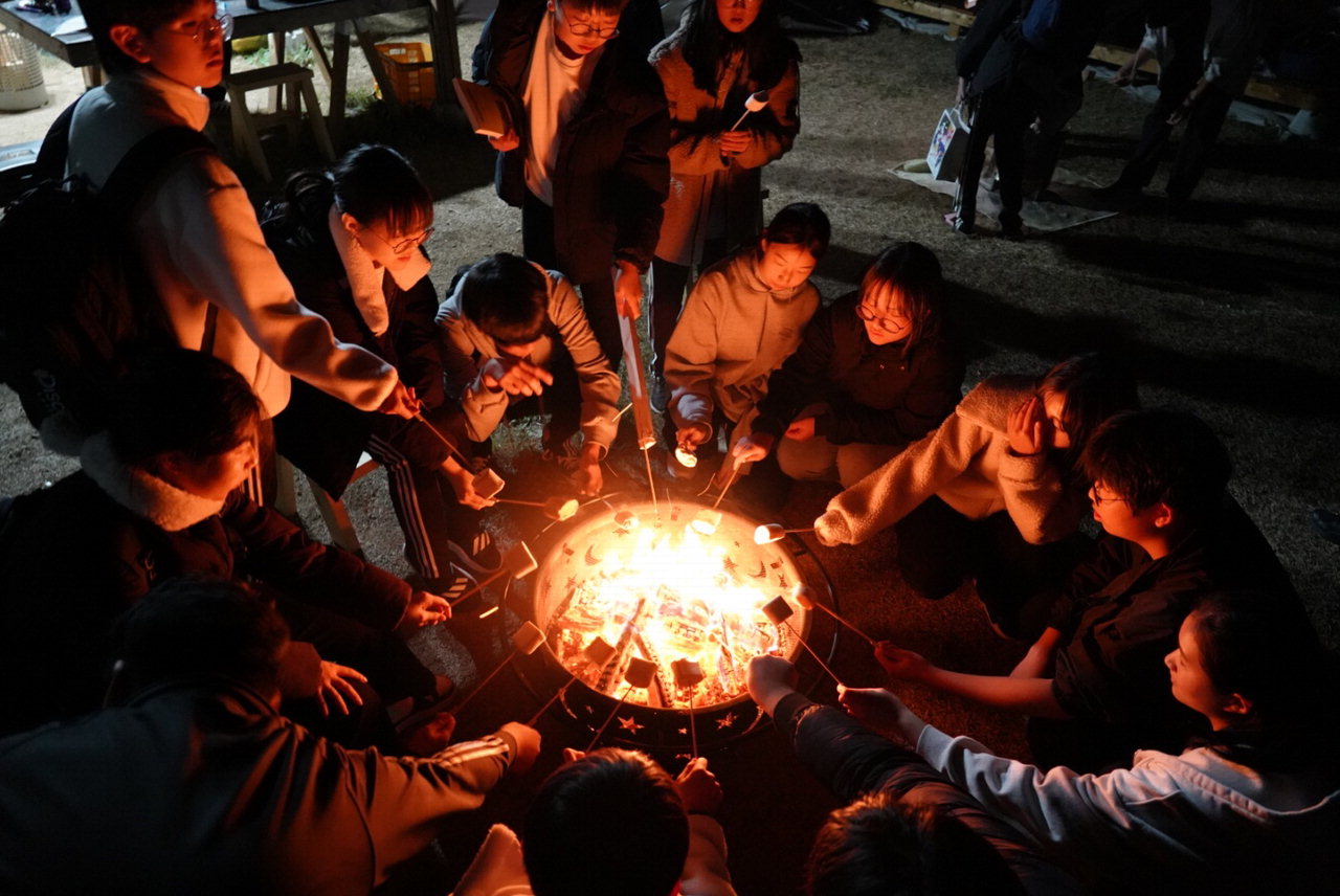 보덕중학교 학생과 교직원들이 불멍 책멍과 함께 하는 긴긴밤 독서프로그램을 하고 있다. / 보덕중학교 제공