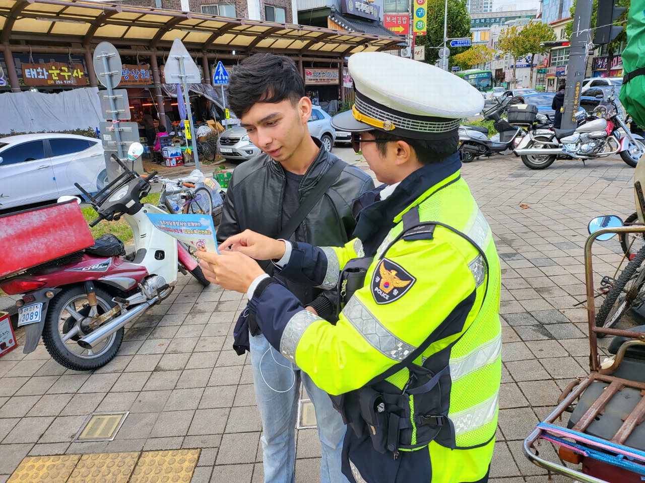 청주상당경찰서는 14일 상당구와 서원구에 방문해 외국인 교통안전교육을 실시했다. / 청주상당경찰서