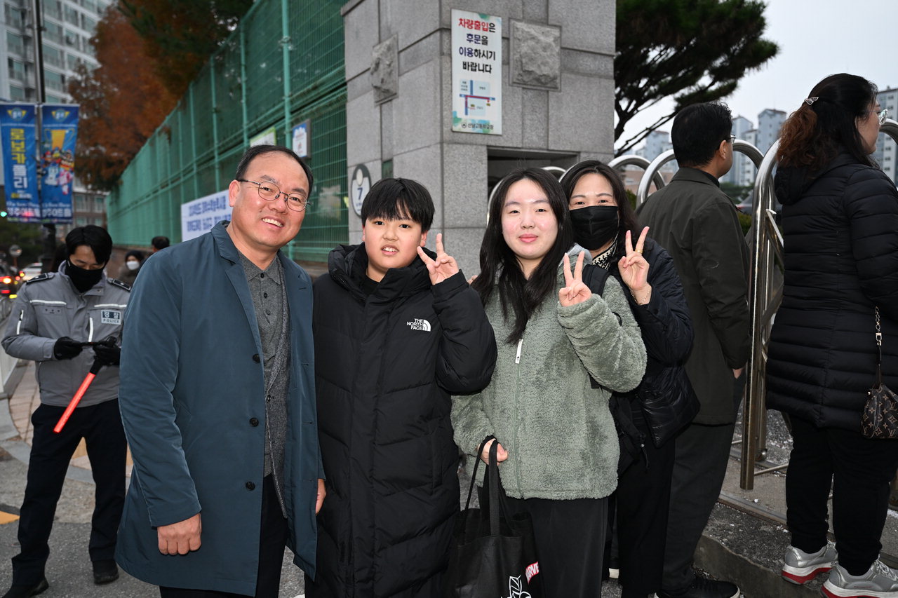 박완희 청주시의원이 가족들과 수능 보는 딸 응원차 산남고를 방문했다./박상철