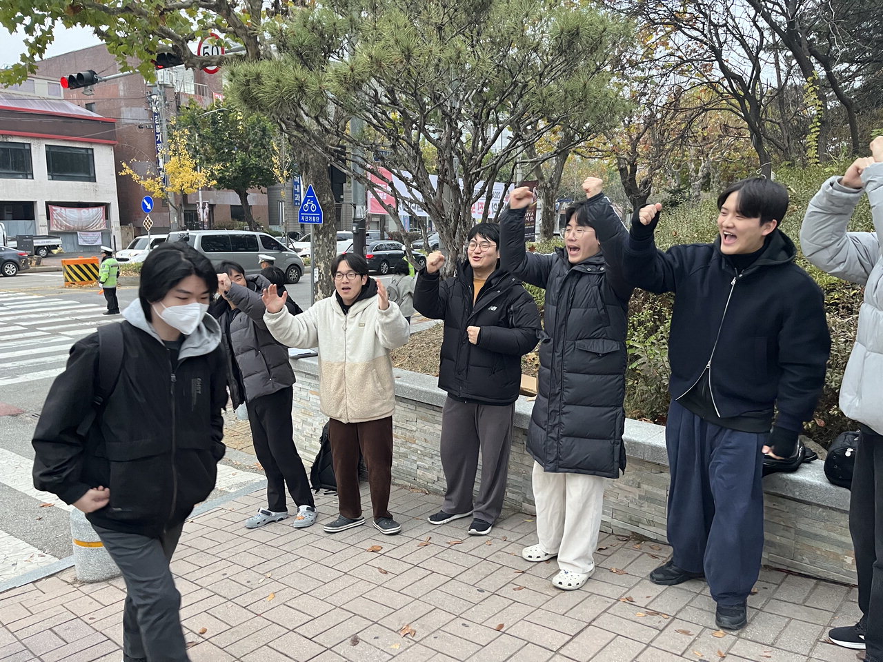 충북대 CCC 동아리 회원들이 16일 수능이 치러진 청주고 앞에서 수험생들을 위한 파이팅을 외치고 있다. / 이지효