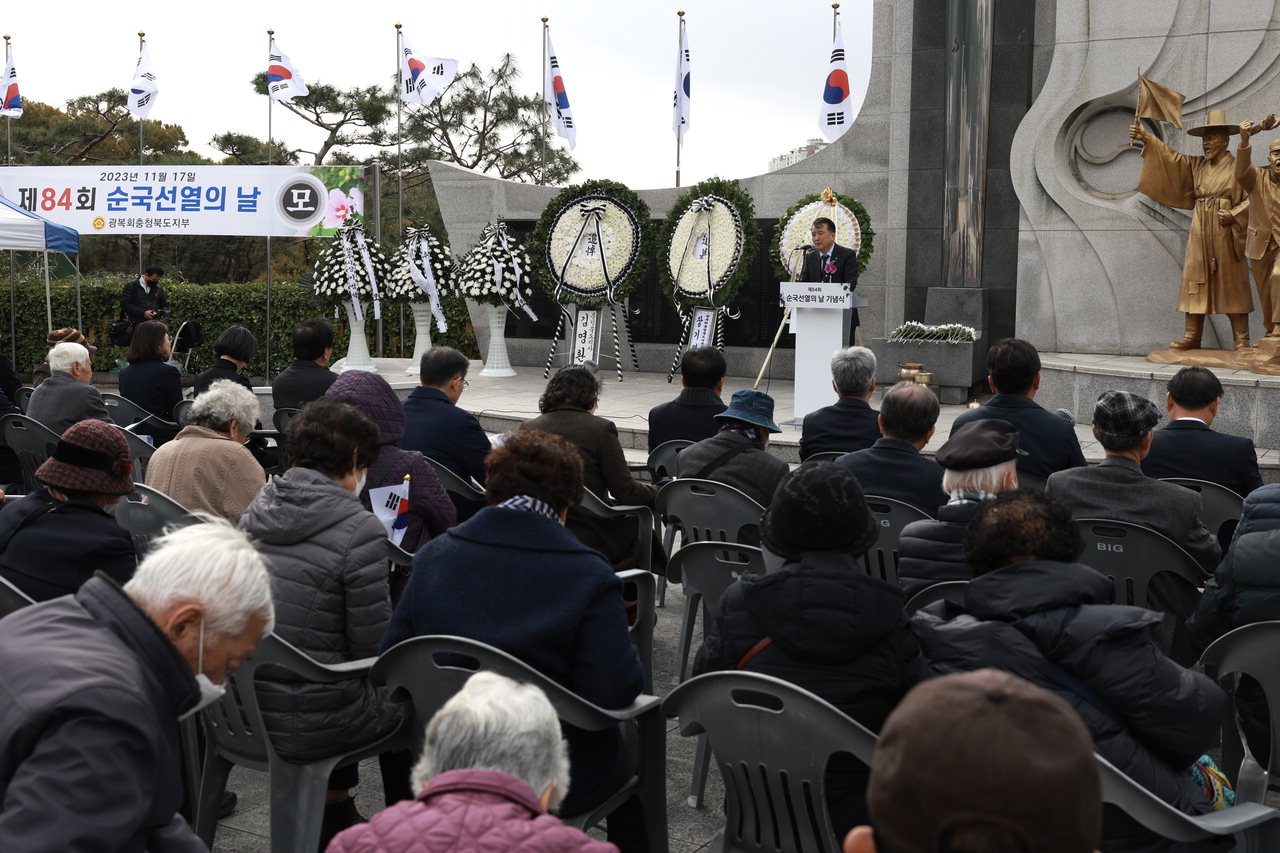 지난 17일 청주삼일공원에서 열린 제84회 순국선열의 날 기념식에서 김영환 지사가 기념사를 하고 있다, / 충북도