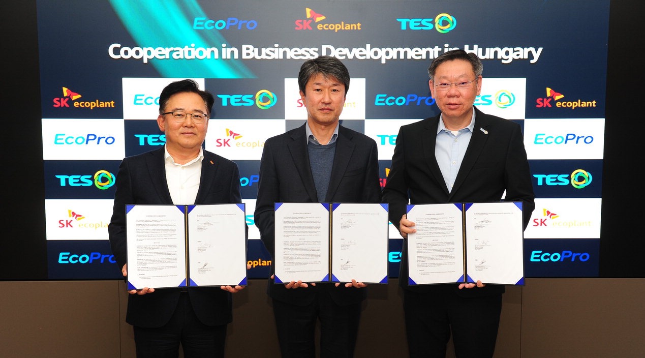 사진: 송호준 에코프로 대표(가운데)와 박경일 SK에코플랜트 사장(왼쪽), 테렌스 응(Terence Ng) 테스 회장이 16일 '헝가리 배터리 재활용 사업 협력'을 위한 업무협약을 맺었다./에코프로