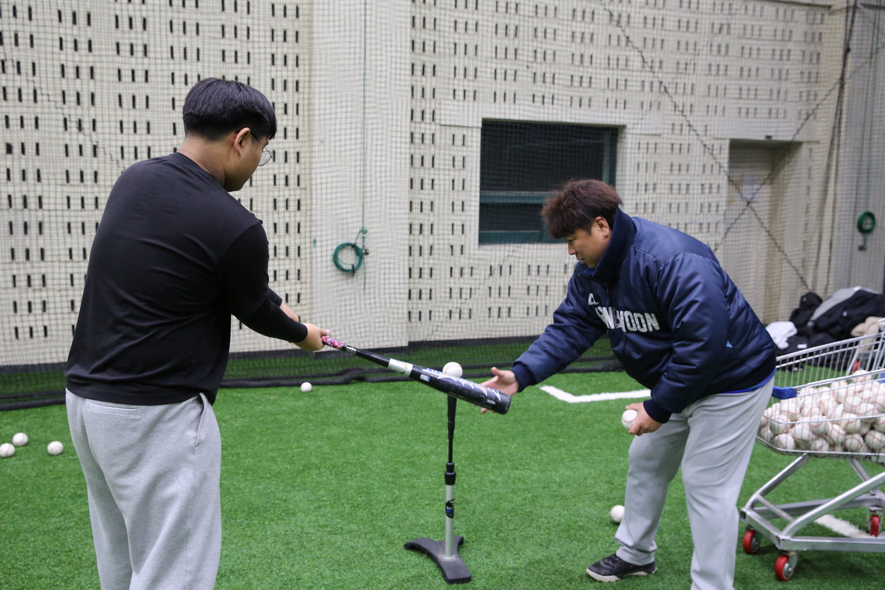 지난 24일 홍성중학교 3학년 학생이 청운대 야구부 코치와 타격 훈련을 하고 있다. 청운대