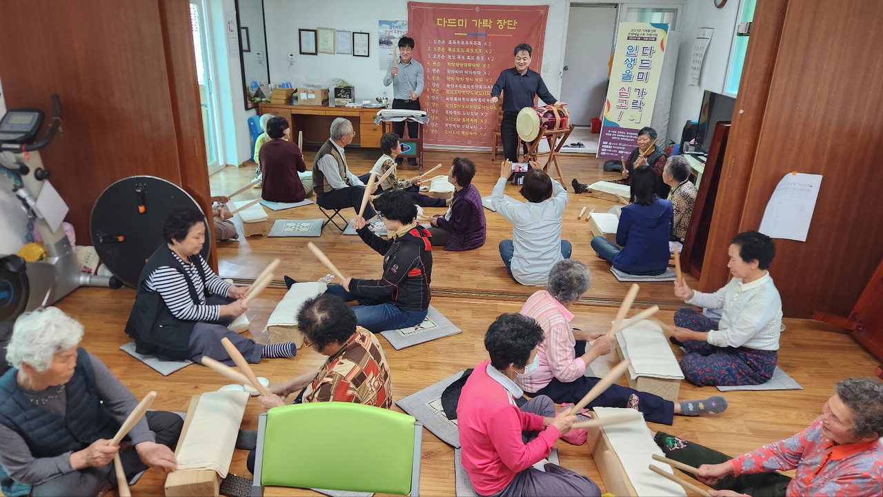 신항서원과 청주역사문화학교(대표 김해숙)는 2023년 이정골 마을에서 진행한 사업 성과를 모아 '이정골 달력'을 제작했다.