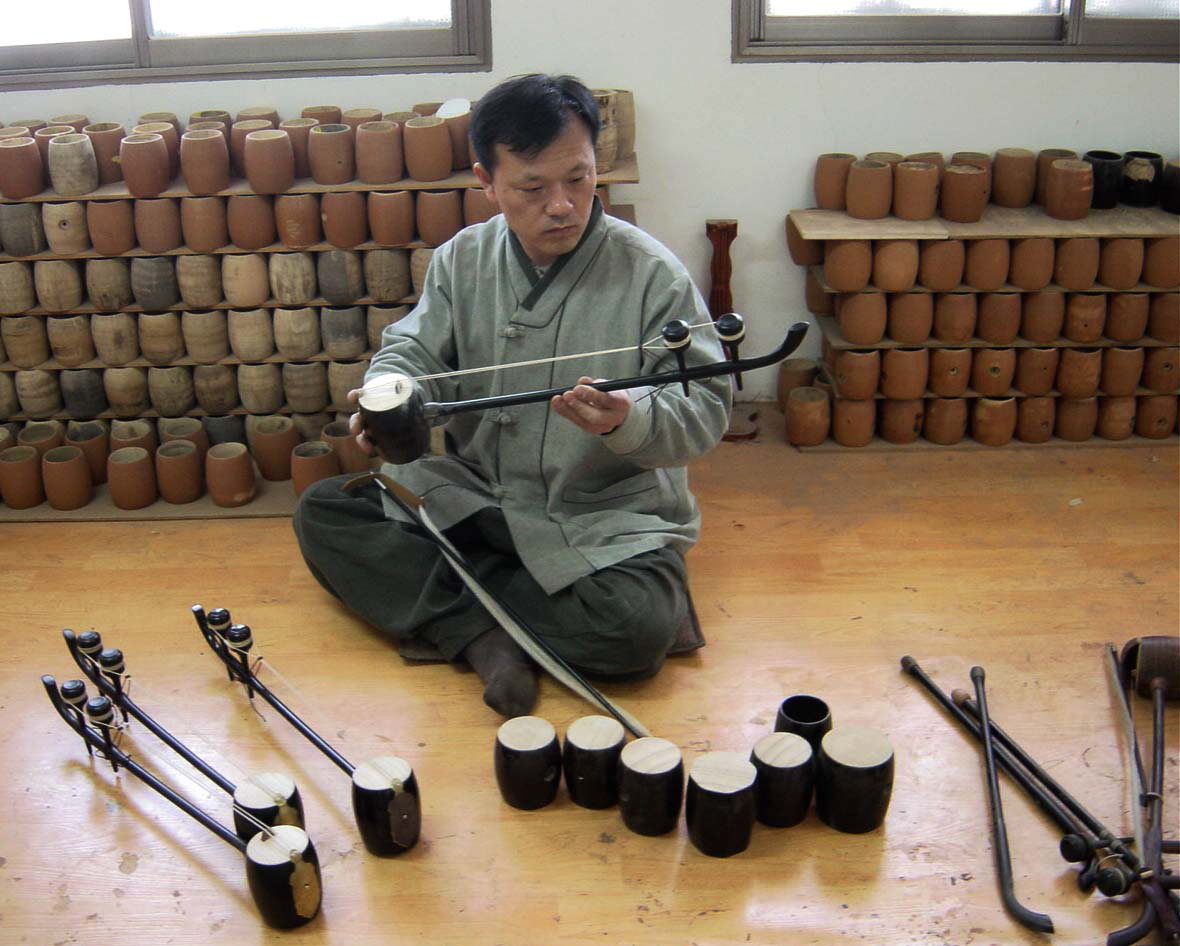 국가무형문화재로 지정된 조준석 씨가 국악기를 제작하고 있다. / 영동군 제공