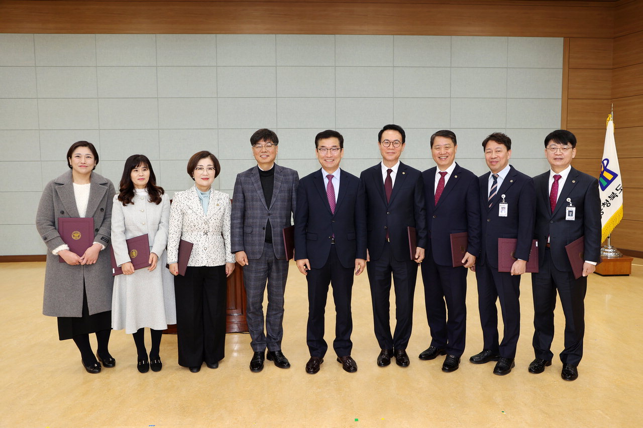 충북도교육청은 지난 1일 월례조회 시 2023년 전화친절도 우수기관 및 우수직원 시상식을 개최했다.