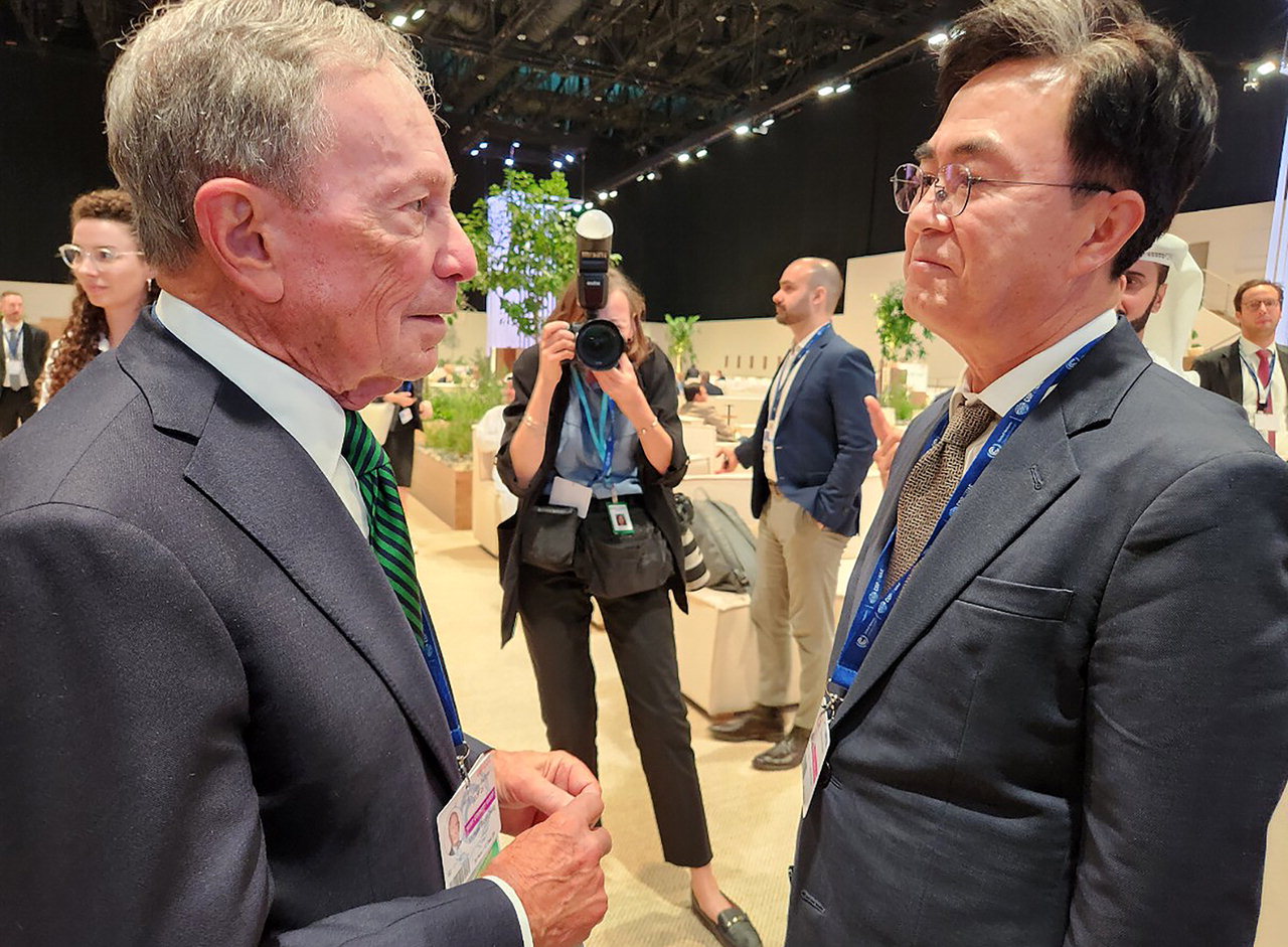 마이클 블룸버그(왼쪽) 유엔 기후변화특사와 대화를 나누고 있는 김태흠 충남지사. 충남도