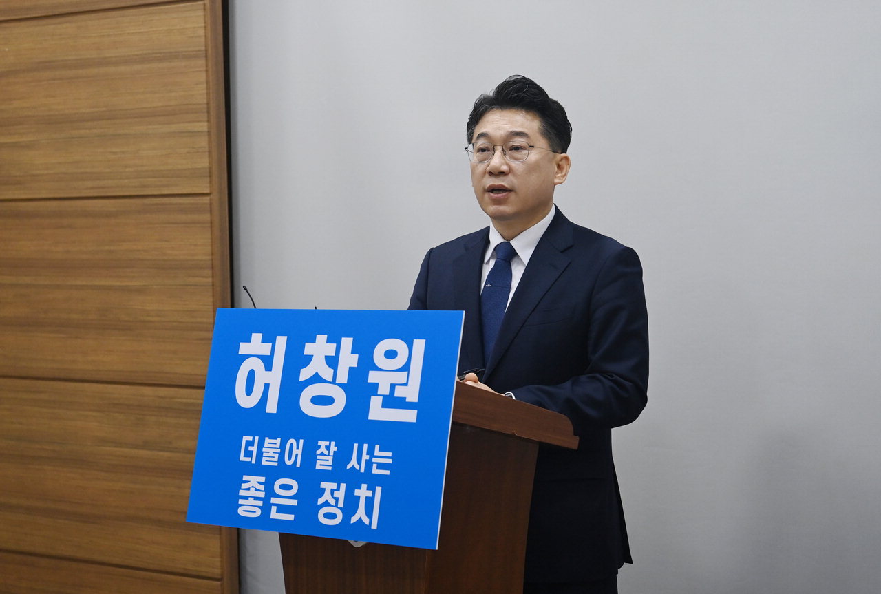 허창원(더불어민주당) 전 충북도의원이 7일 충북도청 브리핑룸에서 기자회견을 열고 