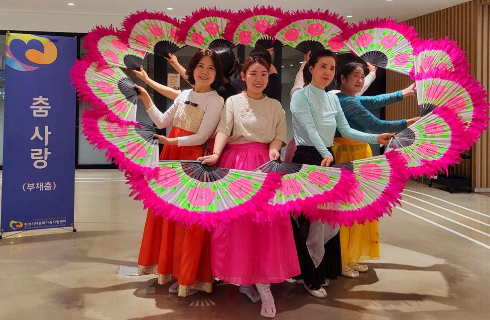 다문화·외국인가정 여성들이 천안시외국인주민문화교류지원센터의 한국무용 프로그램에 참여했다. / 천안시
