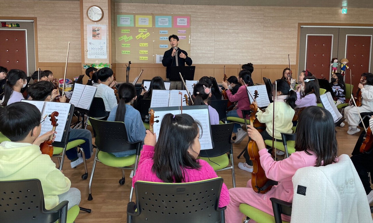 윤학준 교육연구사가 단재초 오케스트라 단원들에게 단원간의 화합과 음악적 감수성에 대해 설명하고 있다.