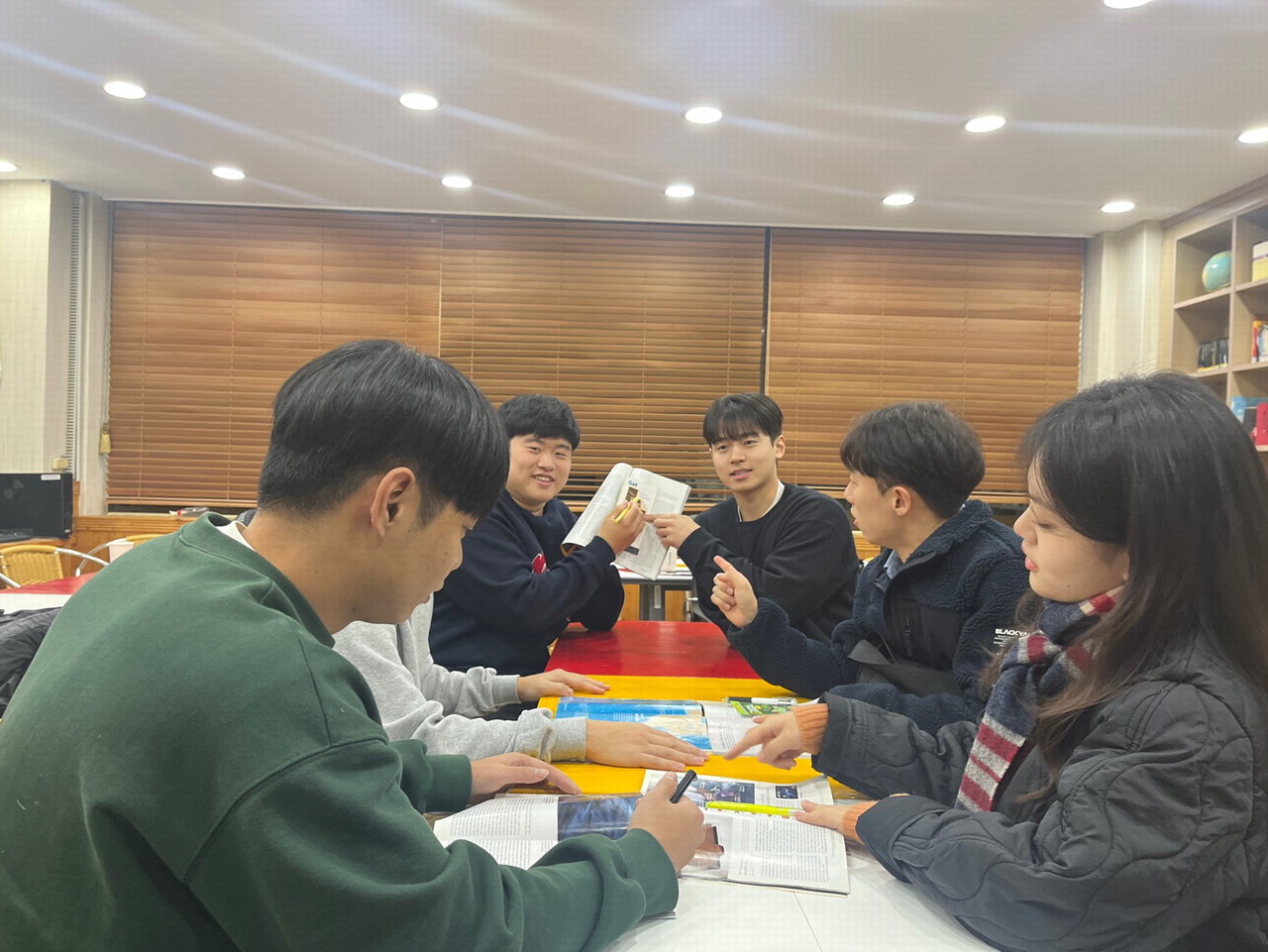 충북대 학생들이 내년 4월 총선을 앞두고 정치인식에 대한 논의를 하고 있다.