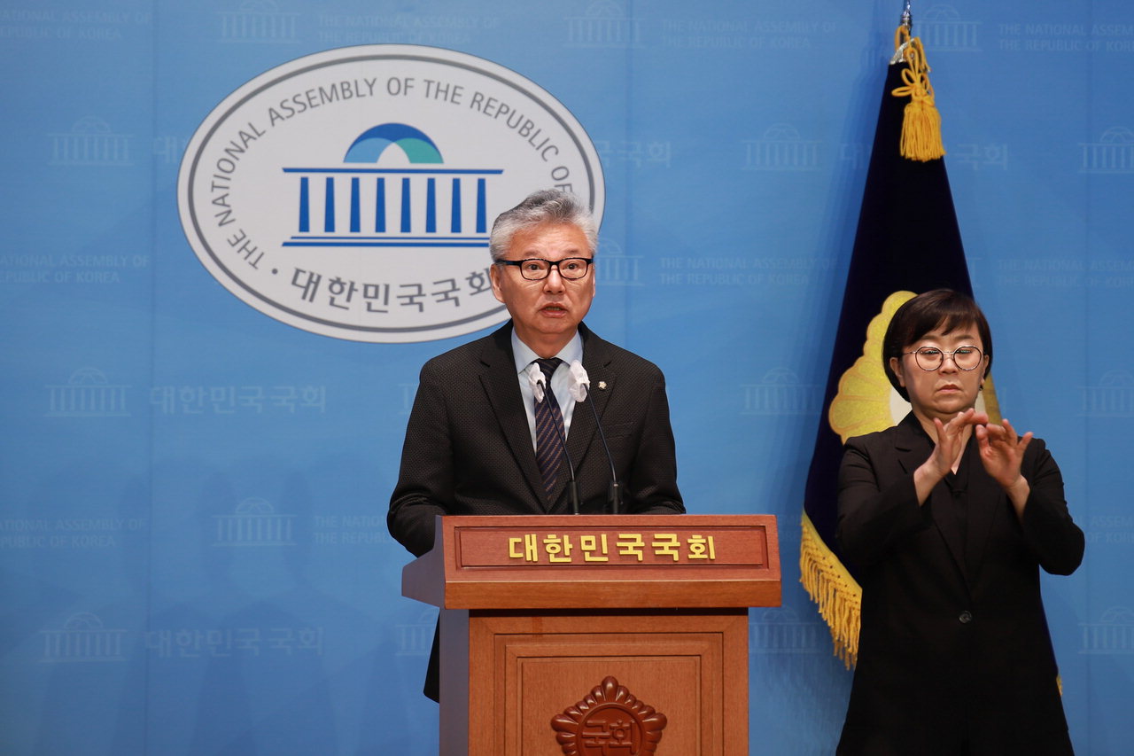 홍성국 더불어민주당 국회의원이 13일 국회 소통관에서 회견을 열고 제22대 총선 불출마를 선언했다.