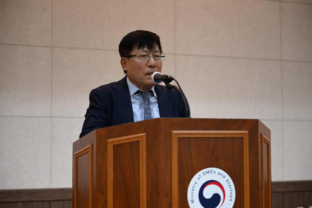 박종관 충북우수중소기업협의회장이 수상 기업들에게 축하 메시지를 전달하고 있다./박상철 