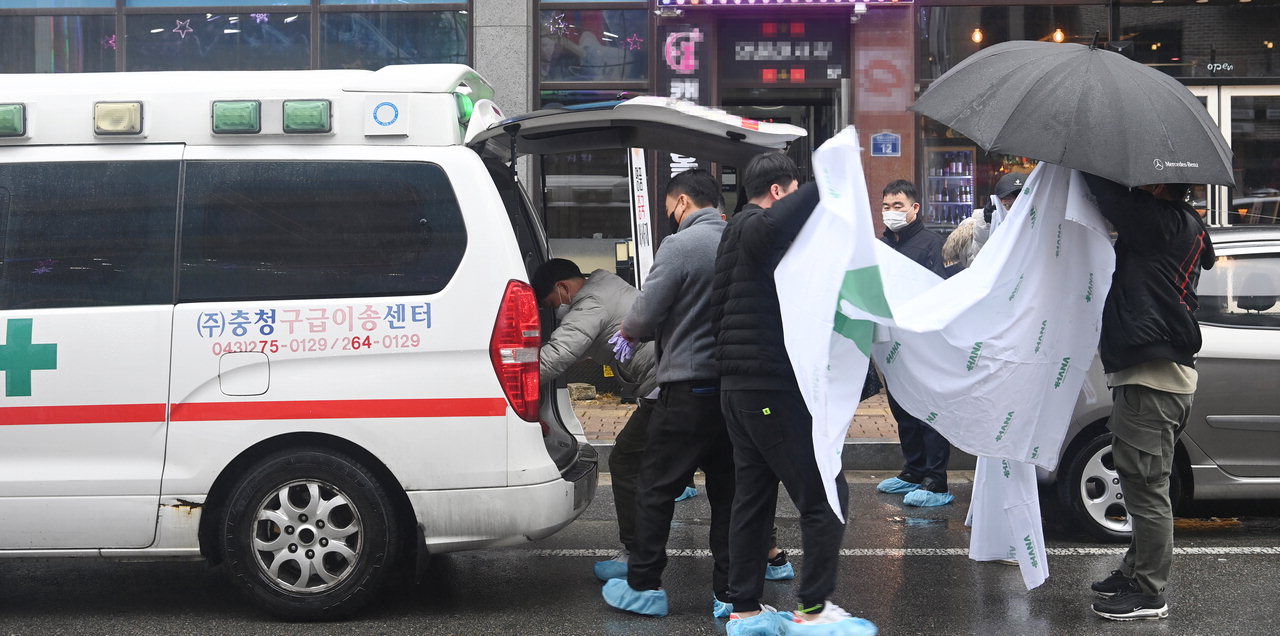 15일 오후 14시 청주 율량동 한 상가 노래방에서 업주 A(65·여)씨가 숨진 채 발견되어 경찰들이 시신 수습을 하고 있다. / 윤재원
