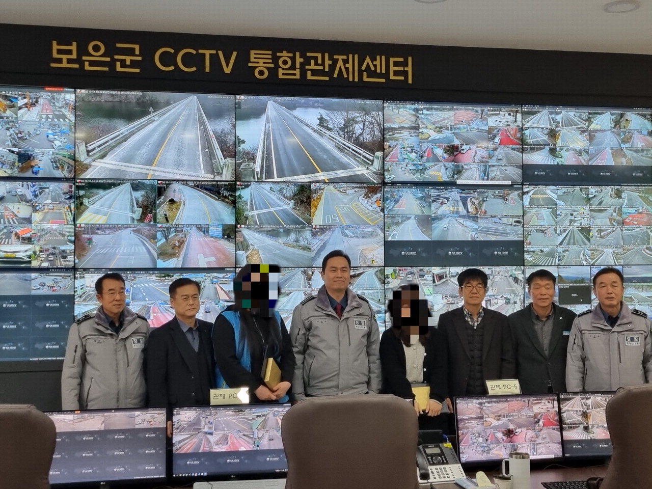 보은경찰서는 CCTV관제센터 직원에게 감사장을 수여하고 있다. /보은군
