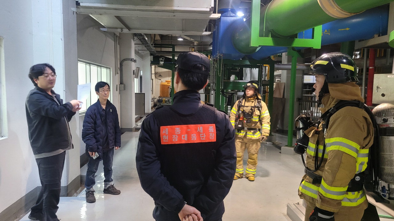 세종소방서가 지난 13일과 14일 이틀에 걸쳐 집하장 관계자 화재예방교육과 함께 화재 진압훈련을 실시하고 있는 모습. /세종시