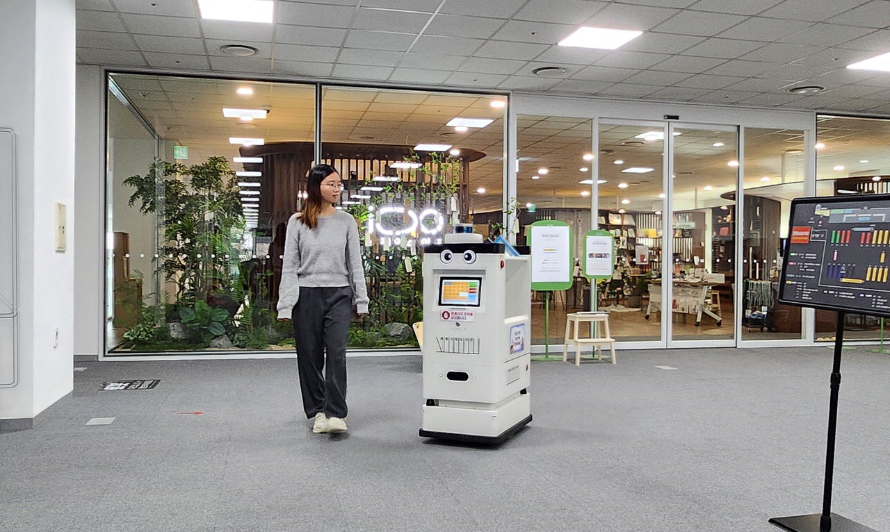 세종시립도서관이 22일부터 전국 최초로 원스톱 도서대출 및 반납까지 가능한 스마트 로봇을 운영한다. /사진제공=세종시