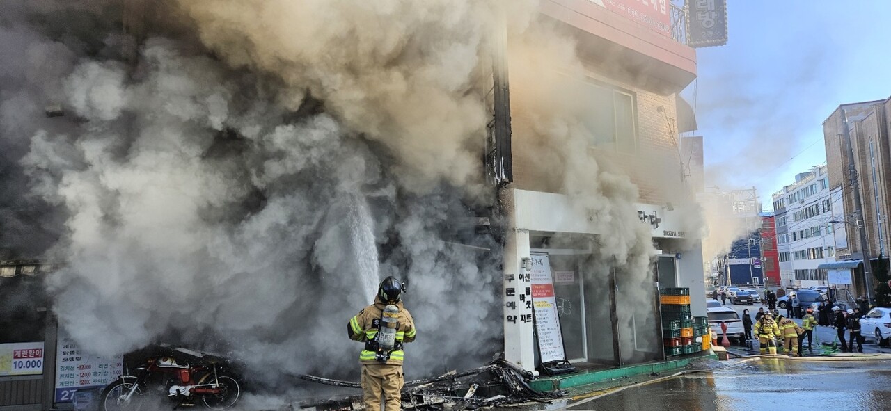 23일 낮 12시 11분께 충북 청주시 서원구 모충동의 한 1층 식당에서 화재가 발생했다. / 청주서부소방서