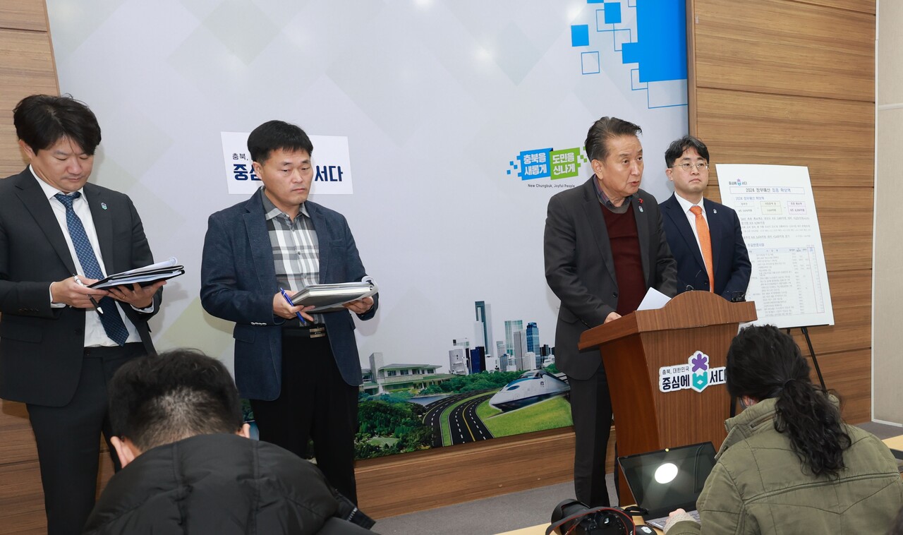 김영환 충북지사가 22일 도청 브리핑룸에서 내년도 정부 예산 반영 결과를 설명하고 있다. / 충북도