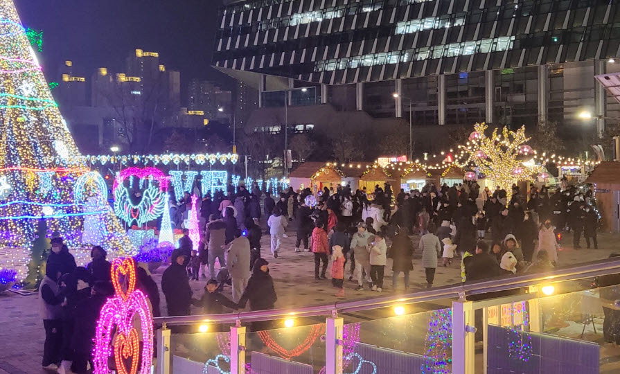 크리스마스 이브인 지난 24일 하루에만 8천여 명이 넘는 방문객이 세종 빛 축제장을 찾아 인근 수변 상가가 모처럼 만에 활기를 되찾았다.
