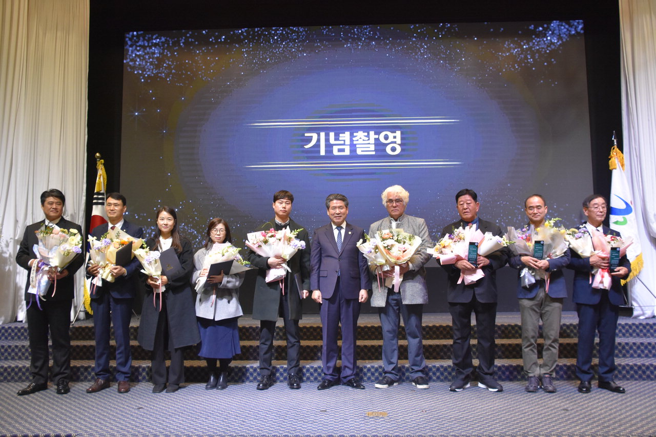 신호태 충북사격연맹회장(왼쪽에서 2번째)이 도내 사격 발전에 이바지한 공헌을 인정 받아 2023 충북체육 공로상을 수상하고 기념사진을 찍고 있다. /충북체육회