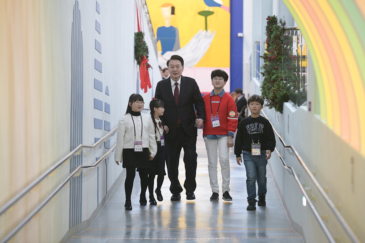 26일 국립어린이박물관 개관식이 열린가운데 윤석열 대통령이 어린이들과 시설을 둘러보고 있다. / 세종시